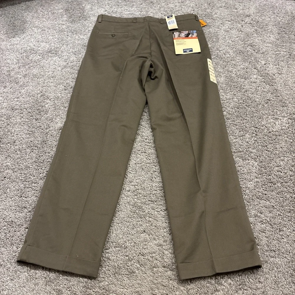 NEW DOCKERS GO KHAKIS Mens 36X32 Khaki Stain Defender Classic Fit Pleated Cuffed